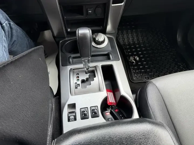 Toyota 4Runner 4x4 | SR5| Navigation/Leather/Sunroof/Rear Camera - автомобили, коли, обяви за нови и употребявани 9