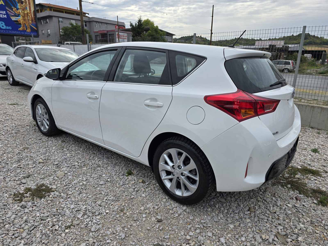 Toyota Auris 1.4 D4D - автомобили, коли, обяви за нови и употребявани 1
