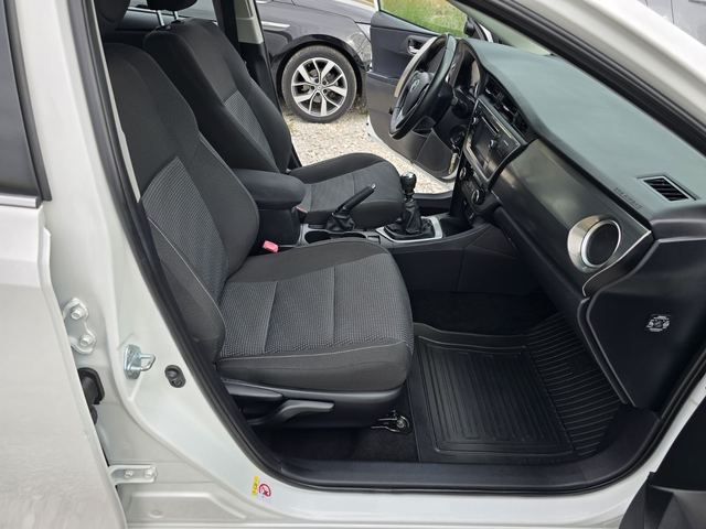 Toyota Auris 1.4 D4D - автомобили, коли, обяви за нови и употребявани 8