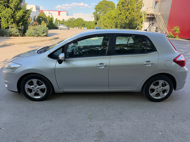 Toyota Auris 2.0 D4D - автомобили, коли, обяви за нови и употребявани 3