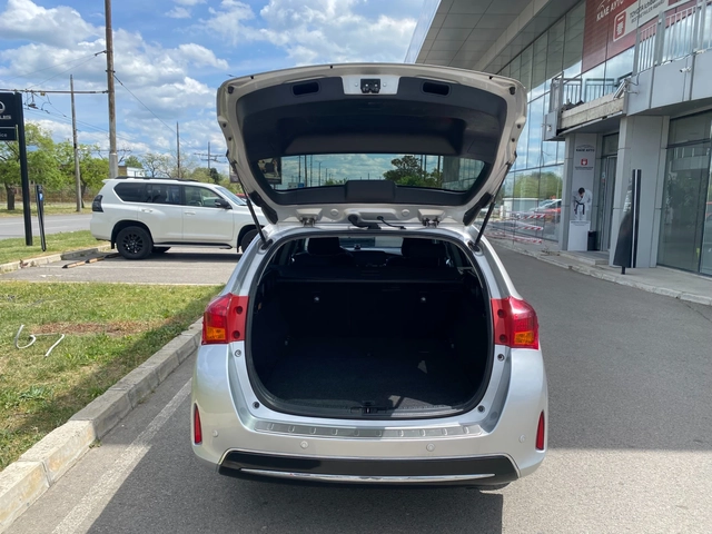 Toyota Auris 2.0D-4D 6MT - автомобили, коли, обяви за нови и употребявани 7