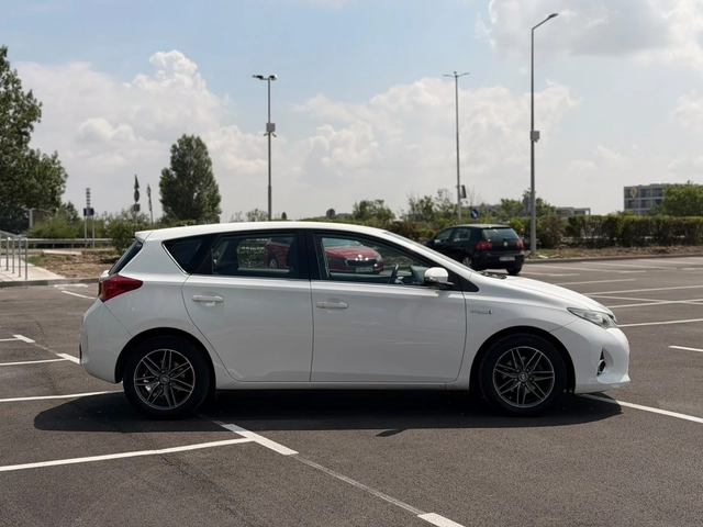 Toyota Auris 1.8Hybrid Серв.история Лизинг през Уникредит159 ев - автомобили, коли, обяви за нови и употребявани 3