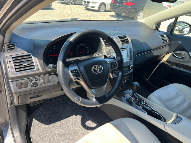 Toyota Avensis 2.2 D - автомобили, коли, обяви за нови и употребявани 9