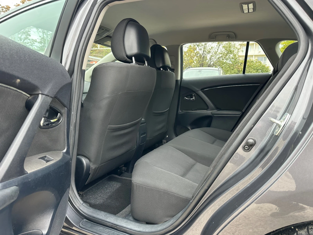 Toyota Avensis 2.0 D - автомобили, коли, обяви за нови и употребявани 9