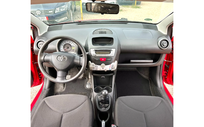 Toyota Aygo 1.0i 68HP - автомобили, коли, обяви за нови и употребявани 9
