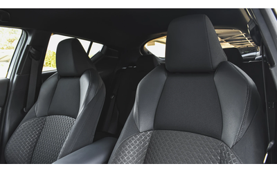 Toyota C-HR 2.0 Hybrid Club Automatic - автомобили, коли, обяви за нови и употребявани 9