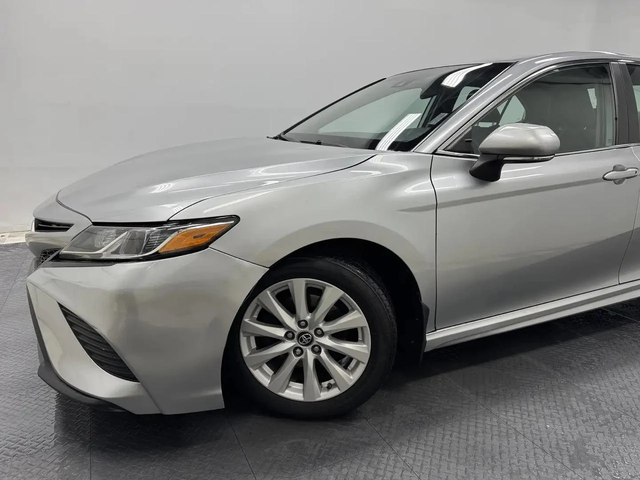 Toyota Camry * 2.5SE* DISTRONIC* LANE ASSIST* CAR PLAY* - автомобили, коли, обяви за нови и употребявани 2