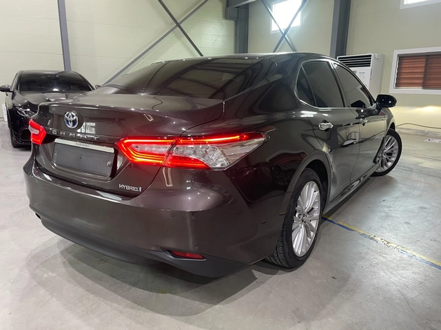 Toyota Camry 2.5 XLE ! Hybrid ! - автомобили, коли, обяви за нови и употребявани 3