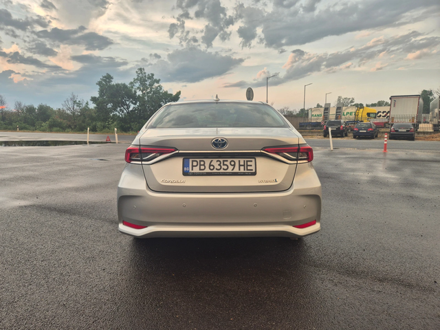 Toyota Corolla EXECUTIVE 1.8 HYBRID A/T - автомобили, коли, обяви за нови и употребявани 3