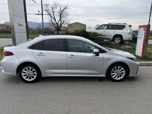 Toyota Corolla 1.8 HEV Executive - автомобили, коли, обяви за нови и употребявани 1