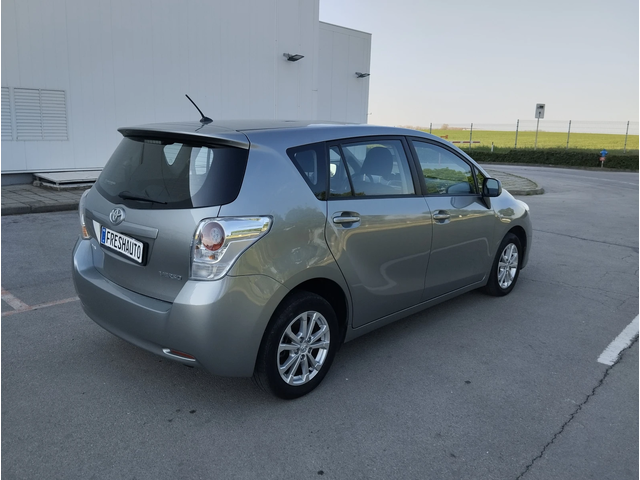 Toyota Corolla verso 2.0D4D - автомобили, коли, обяви за нови и употребявани 4