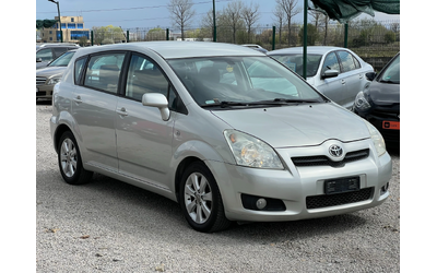 toyota-corolla-verso - 2