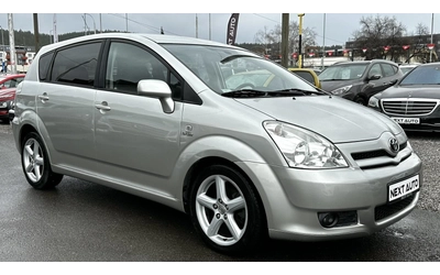 toyota-corolla-verso - 2