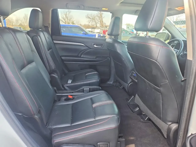 Toyota Highlander SE - автомобили, коли, обяви за нови и употребявани 9