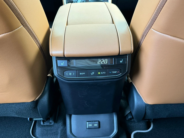 Toyota Highlander 2, 5-Hybrid/4x4/Luxury/Pano/6+ 1 - автомобили, коли, обяви за нови и употребявани 16
