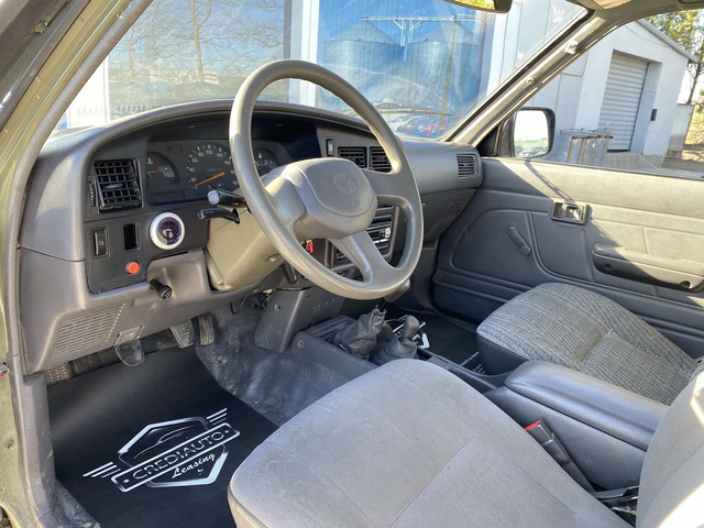 Toyota Hilux 2.4D - автомобили, коли, обяви за нови и употребявани 6
