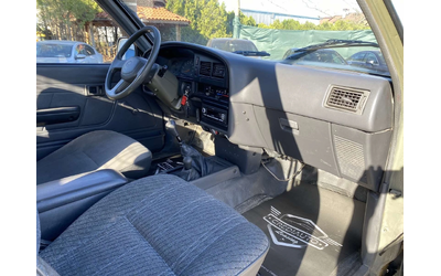 Toyota Hilux 2.4D - автомобили, коли, обяви за нови и употребявани 8