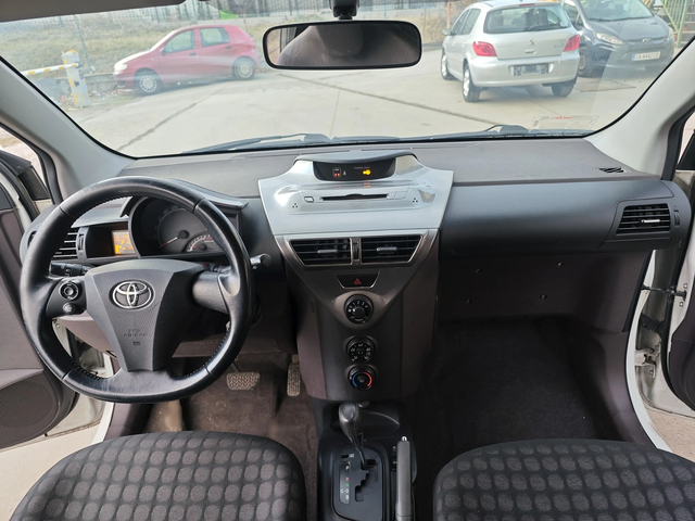 Toyota IQ 1.0VVTI АВТОМАТИК КЛИМАТИК SOL - автомобили, коли, обяви за нови и употребявани 9