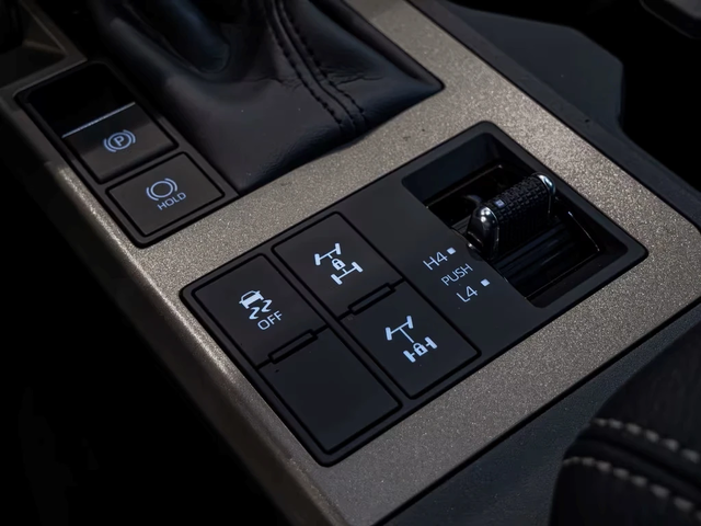 Toyota Land cruiser NEW* EXECUTIVE* LED LIGHTS* 360* - автомобили, коли, обяви за нови и употребявани 9