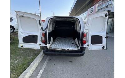 Toyota Proace City 1.2T L2 6MT - автомобили, коли, обяви за нови и употребявани 9