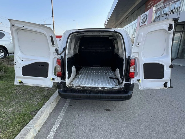 Toyota Proace City 1.2T L2 6MT - автомобили, коли, обяви за нови и употребявани 9