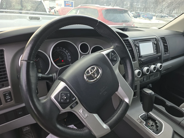 Toyota Sequoia SR5 - автомобили, коли, обяви за нови и употребявани 11