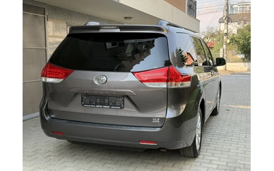 toyota-sienna - 4