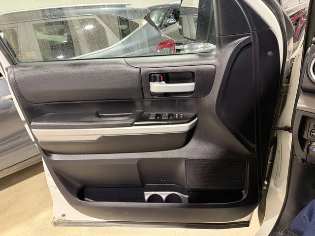 Toyota Tundra 5.7L V8 SR5 CREWMAX - автомобили, коли, обяви за нови и употребявани 12