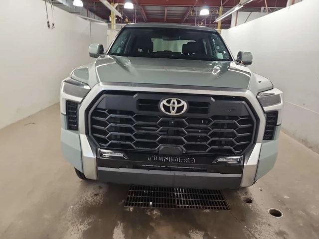 Toyota Tundra LIMITED CREW CAB SHORT BED * CARFAX * Без инцидент - автомобили, коли, обяви за нови и употребявани 2