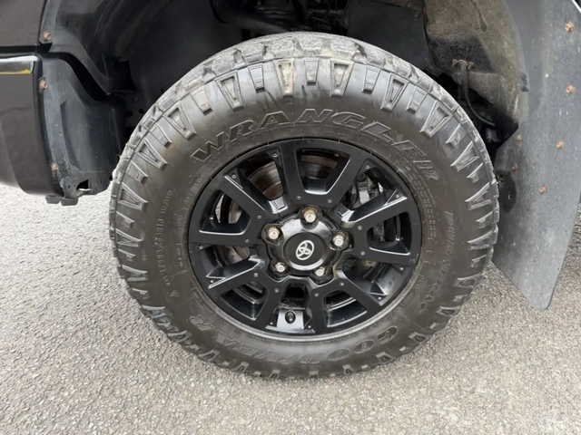 Toyota Tundra V8 5.7L 4X4 ALL BLACK! - автомобили, коли, обяви за нови и употребявани 12