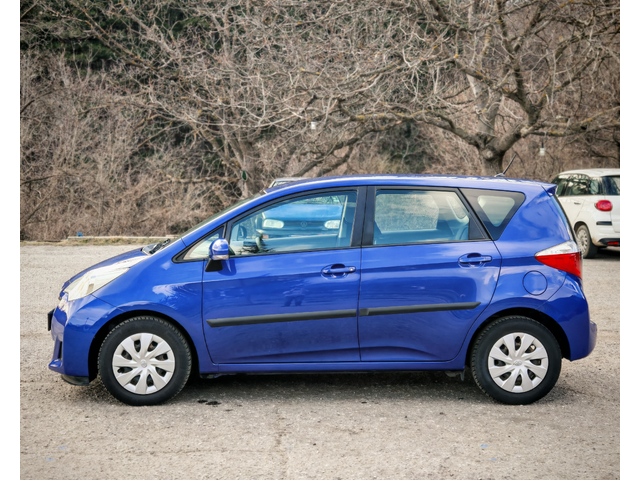 Toyota Verso 1.4 D-4D - автомобили, коли, обяви за нови и употребявани 3