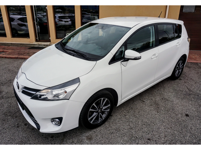 Toyota Verso 2.0D ACTIVE - автомобили, коли, обяви за нови и употребявани 0