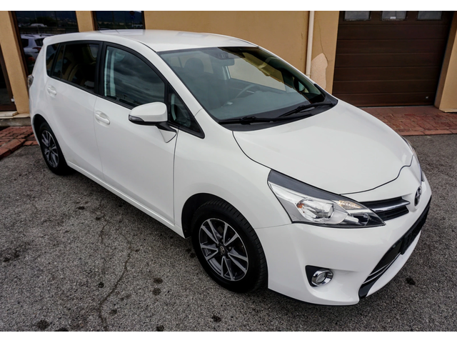 Toyota Verso 2.0D ACTIVE - автомобили, коли, обяви за нови и употребявани 1