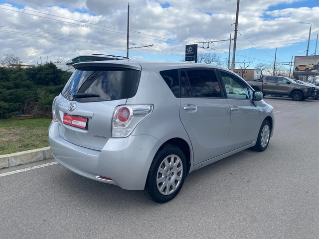 Toyota Verso 2.0D-4D MT - автомобили, коли, обяви за нови и употребявани 3