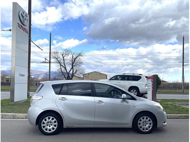 Toyota Verso 2.0D-4D MT - автомобили, коли, обяви за нови и употребявани 4