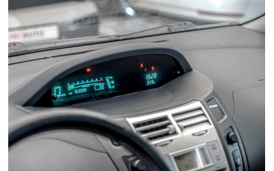 Toyota Yaris 1.3 VVT-i/Автоматик - автомобили, коли, обяви за нови и употребявани 9