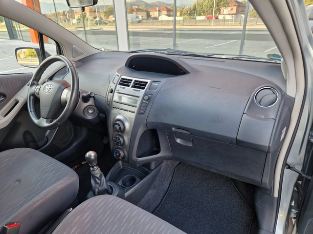 Toyota Yaris 1.3 бензин фейслифт 6 скорости - автомобили, коли, обяви за нови и употребявани 10