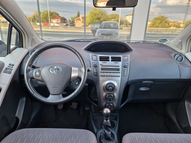 Toyota Yaris 1.3 бензин фейслифт 6 скорости - автомобили, коли, обяви за нови и употребявани 12