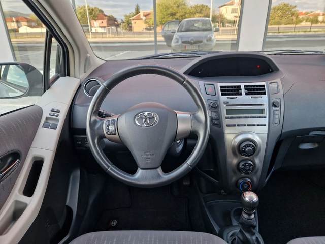 Toyota Yaris 1.3 бензин фейслифт 6 скорости - автомобили, коли, обяви за нови и употребявани 16