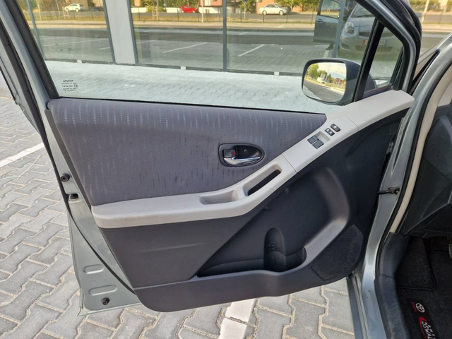 Toyota Yaris 1.3 бензин фейслифт 6 скорости - автомобили, коли, обяви за нови и употребявани 9