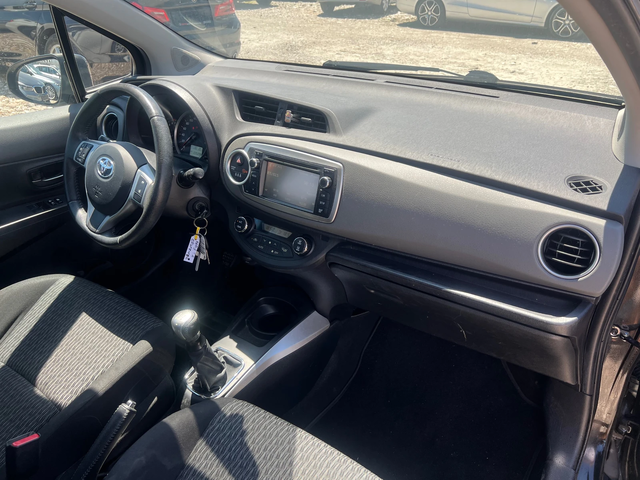 Toyota Yaris 1.0 VVTI - автомобили, коли, обяви за нови и употребявани 12