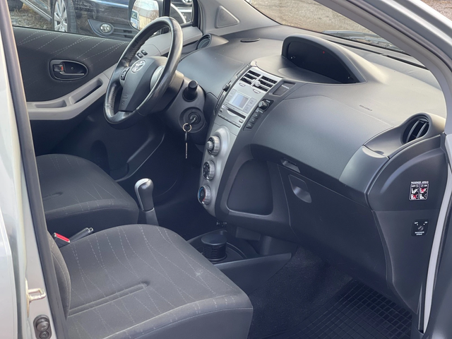 Toyota Yaris 1.0 VVT-i - автомобили, коли, обяви за нови и употребявани 9