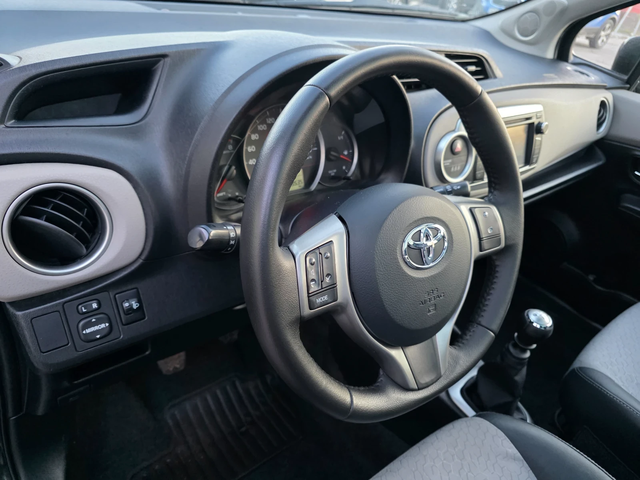 Toyota Yaris 1.3i 100k.c EURO 5B ITALIA - автомобили, коли, обяви за нови и употребявани 6