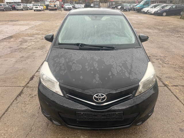 Toyota Yaris 1.0 VVTI - автомобили, коли, обяви за нови и употребявани 2