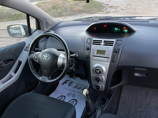 Toyota Yaris 1.3VVTI-KLIMA-ITALIA - автомобили, коли, обяви за нови и употребявани 6