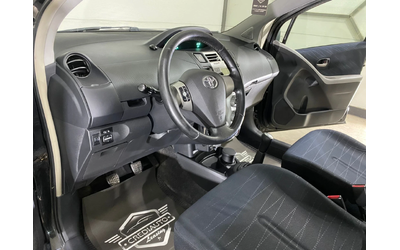 Toyota Yaris 1.3i - автомобили, коли, обяви за нови и употребявани 6