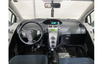 Toyota Yaris 1.3i - автомобили, коли, обяви за нови и употребявани 7