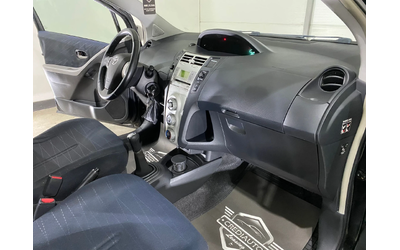 Toyota Yaris 1.3i - автомобили, коли, обяви за нови и употребявани 8