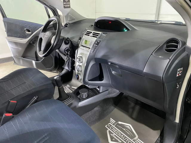 Toyota Yaris 1.3i - автомобили, коли, обяви за нови и употребявани 8