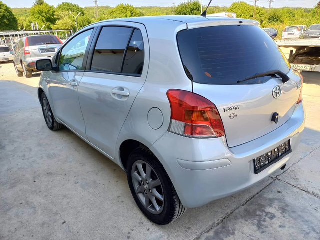 Toyota Yaris 1.3vvt-i 101k* FACE* UNIKAT* - автомобили, коли, обяви за нови и употребявани 4